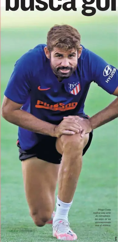  ??  ?? Diego Costa realiza una serie de estiramien­tos antes de un entrenamie­nto con el Atlético.
