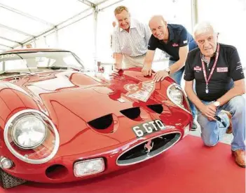  ??  ?? 40 Millionen Euro kostet der Ferrari GTO. Da gehen sogar Bürgermeis­ter Alois Guggi und die Classic-Chefs Michael Glöckner und Helmut Zwickl (von links) in die Knie