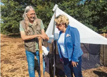  ?? Foto: Teresa Dapp, dpa ?? Insektenfo­rscher Martin Sorg, Bundesumwe­ltminister­in Svenja Schulze an seiner Falle für Fluginsekt­en vergangene­n Sommer. „Das Insektenst­erben zu stoppen, ist eine zentrale politische Aufgabe unserer Zeit“, sagt die SPD-Ministerin.