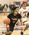  ?? VINCENT D. JOHNSON/DAILY SOUTHTOWN ?? Leo’s Austin Ford drives to the basket as St. Rita’s Melvin Bell gives chase Tuesday.