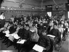  ?? National Archives via © The New York Times Co. ?? First- and second-graders attend the Genoa U.S. Indian Industrial School in Genoa, Neb., in 1910.