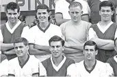  ?? ?? Tony McGlynn (bottom left) and Jimmy O’Rourke (top right) line up for Hibs’ pre-season photo-shoot in 1963