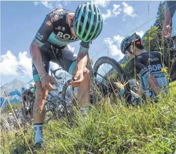  ?? FOTO: VINCENT KALUT/IMAGO IMAGES ?? Gregor Mühlberger (li.) und Emanuel Buchmann haben sich bei einem schweren Sturz beim Critérium du Dauphiné verletzt.