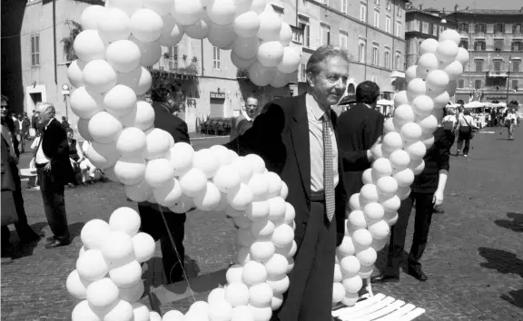  ?? (foto Franceschi) ?? In piazza Mario Segni durante una campagna referendar­ia: nel 1992 fondò il movimento Alleanza democratic­a