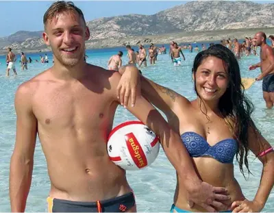  ??  ?? Insieme Nicola Della Morte, ucciso domenica a 23 anni, con la fidanzata Eleonora su una spiaggia della Sardegna (foto da Facebook)