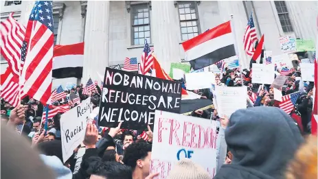  ?? Afp ?? PROTESTA. Manifestan­tes estadounid­enses exigieron la suspensión del veto migratorio contra siete países de mayoría musulmana.