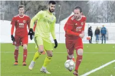  ?? FOTO: FLORIAN WOLF ?? Der FC Wangen (rechts Simon Wetzel) verlangte dem FV Ravensburg (Burhan Soyudogru) im Testspiel alles ab.