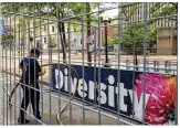  ?? STEWART / STAFF ?? Firefighte­rs fill plastic barricades with water Friday inside a double fence that
will separate counter protesters from a Ku Klux Klan-affiliated group. CHRIS