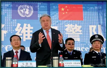  ?? (© UN/ Yun Zhao) ?? Photo ci-contre : Le 9 avril 2018, à Pékin, le Secrétaire général des Nations Unies Antonio Guterres visite, en compagnie du Représenta­nt permanent de la Chine au Conseil de Sécurité de l’ONU Ma Zhaoxu (à gauche), un centre de formation pour policiers déployés dans le cadre d’opérations de maintien de la paix.