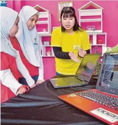  ??  ?? REMAJA perlu diberi tunjuk ajar mengenai cara berkomunik­asi online.