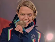  ?? LAPRESSE ?? Arianna Fontana, 27 anni, morde la medaglia di bronzo