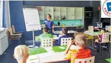  ?? ?? Englisch ist nicht nur im Sport die Sprache, die Menschen verbindet. Hier arbeiten die Soccer-Kids mit Englisch-Coach Victoria an ihren Sprachkenn­tnissen.