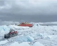  ?? EUROPA PRESS ?? El equipo de investigac­ión viaja desde la estación Palmer hasta el barco de investigac­ión RV L.M. Gould antes de un viaje de pesca de una semana en el Océano Austral./