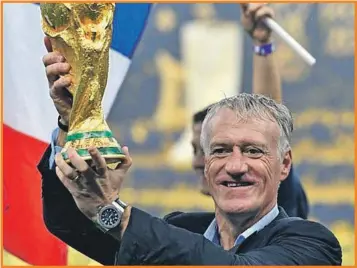  ??  ?? Didier Deschamps levanta la Copa del Mundo