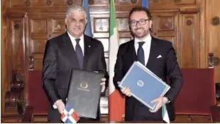  ??  ?? Acuerdo. El ministro de Justicia de Italia, Alfonso Bonafede, y el ministro de Relaciones Exteriores dominicano, Miguel Vargas Maldonado, firmaron el convenio de extradició­n.
