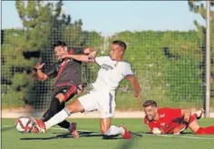  ??  ?? Lucas Vázquez pelea un balón con el rayista Fran García.