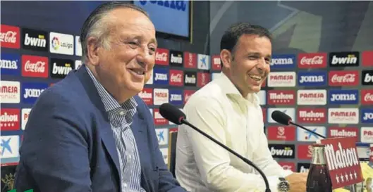  ?? MANOLO NEBOT ?? Roig y Calleja, sonrientes ayer en la Ciudad Deportiva en la comparecen­cia de la renovación por una temporada del técnico madrileño.