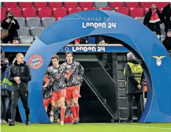  ?? FOTO: HOPPE/DPA ?? Auf dem Weg ins Finale nach London spielt der FC Bayern als nächstes in London – im Viertelfin­al-Hinspiel treten die Münchner um Routinier Thomas Müller (vorne links) beim FC Arsenal an.