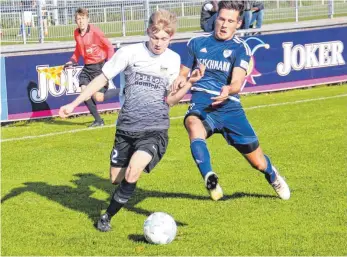  ?? FOTO: THORSTEN KERN ?? Mengens Außenverte­idiger David Bachhofer (links) zieht an Tim Lauenroth (rechts) vom FV Ravensburg II vorbei. Mengen hat am Ende mit 2:0 die Nase vorn.