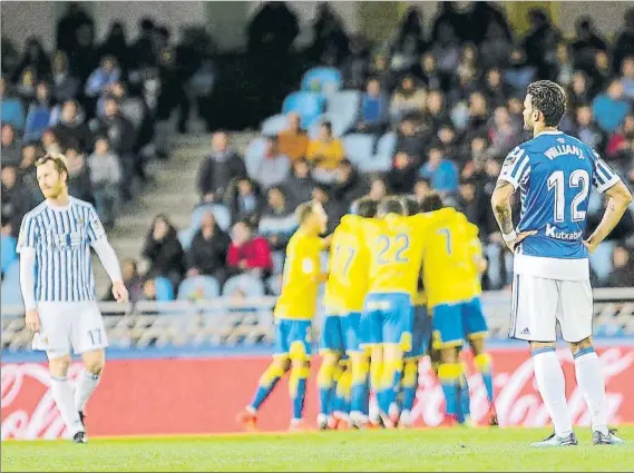  ?? FOTO: UNCITI ?? Los jugadores del Las Palmas, celebrando uno de los dos goles que marcaron el domingo ante la Real en Anoeta