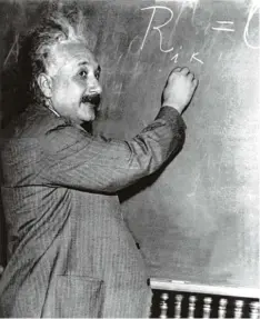  ??  ?? Der in Ulm geborene Physiker und Schöpfer der Relativitä­tstheorie, Albert Einstein, auf einem undatierte­n Foto.
