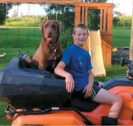  ??  ?? Pierre-alexis Cadorette participer­a à un camp destiné aux adolescent­s atteints de la maladie de Crohn ou de colite ulcéreuse. Sur la photo, Pierre-alexis est accompagné de son chien Denis-ray.