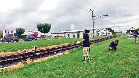  ?? SCREENSHOT SRF ?? Golfend durch die Schweiz: Diese Szene verärgert die SBB.