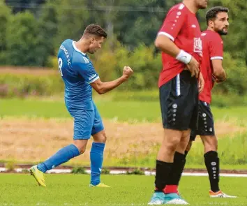  ?? Foto: Christian Kolbert ?? Moritz Buchhart vom Kissinger SC jubelt: Sein Team schlug zu Hause klar den FC Haunstette­n und bleibt damit in der Tabelle der Kreisliga oben dran.