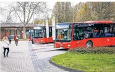  ?? FOTO: ZANIN ?? Vertrautes Bild für viele Pendler: Die Bushaltest­elle vor dem Grevenbroi­cher Bahnhof. Viele Reisende sind unzufriede­n etwa mit Ticketprei­sen.