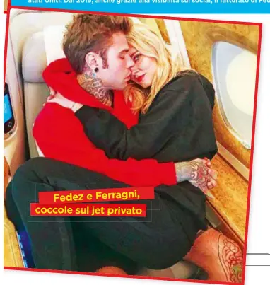  ??  ?? Fedez e Ferragni, coccole sul jet privato