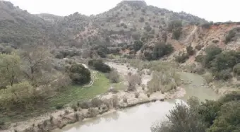  ??  ?? An einigen Stellen führt die Vía Verde de la Sierra parallel zum Fluss Guadalete.