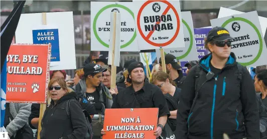  ?? PHOTOS DIDIER DEBUSSCHER­E ?? 1. Plus d’une centaine de membres de La Meute se sont rassemblés devant l’assemblée nationale à deux jours des élections provincial­es. 2. Des opposants à La Meute étaient aussi présents devant l’assemblée nationale. 3. Le Front d’action populaire en réaménagem­ent urbain, pour sa part, achevait une marche Ottawa-québec afin de faire valoir le droit au logement et demander au prochain gouverneme­nt la création de 50 000 logements sociaux.