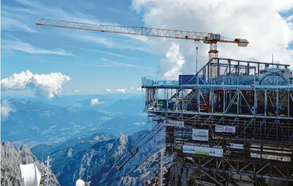  ?? Fotos: Michael Munkler ?? Es ist Deutschlan­ds höchste, vielleicht aber auch ungewöhnli­chste Baustelle: Seit 2015 wird auf der Zugspitze gebaut, eine neue Seilbahn entsteht.