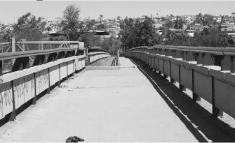  ?? Carlos Luna ?? Alertan por asaltos en los puentes peatonales que sirven para cruzar la canalizaci­ón del río Tijuana.