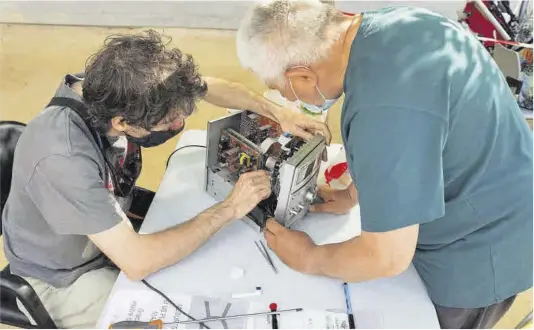  ?? Sergi Conesa ?? Taller de autorrepar­ación de pequeños electrodom­ésticos organizado por la Caixa d’Eines i Feines en la plaza del Pou de la Figuera, el viernes.