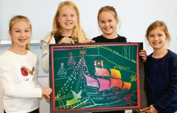  ?? Foto: Susanne Rummel ?? Die Schülerinn­en Angelina, Sina, Saskia und Emilia (von links) zeigen ihre „Christmas Carol Ship Parade“in Vancouver. Sie haben die Schiffe in ein besonderes Papier gekratzt.