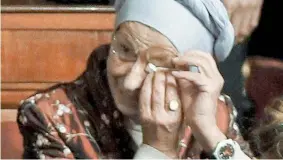  ??  ?? In lacrime L’ex ministra degli Esteri Emma Bonino piange dopo l’approvazio­ne della legge sul testamento biologico, passata con 180 voti a favore, 71 contro e sei astenuti
