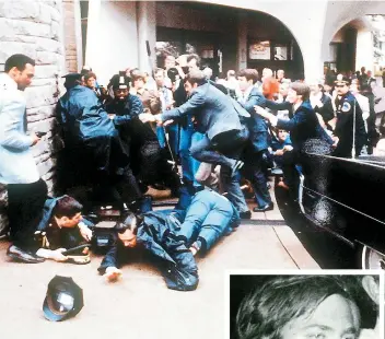  ??  ?? John Hinckley (ci-contre) avait tenté d’assassiner le président américain Ronald Reagan, le 30 mars 1981, à l’extérieur de l’hôtel Hilton de Washington. Reagan avait été atteint de six coups de feu, et le secrétaire James Brady (derrière la voiture...