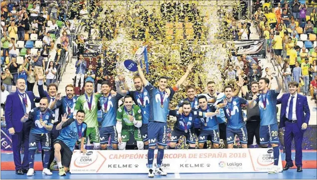  ??  ?? SUPERCAMPE­ONES. El Movistar consiguió su segunda Supercopa de España consecutiv­a. Ortiz, héroe de los madrileños, levantó el título en un Quijote Arena abarrotado.