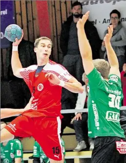  ?? BILD: INGO BÖGER ?? Kaum ein Durchkomme­n gab es für die Vareler Handballer um Oliver Staszewski (mit Ball) gegen Flensborg.