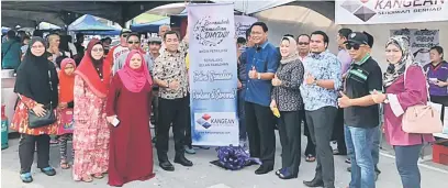  ??  ?? RASMI: Dr Abdul Rahman merasmikan Berambeh Ramadan D’MYDIN ‘Bazar Ramadan’ di Kuching, kelmarin.