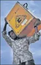  ?? AFP ?? ■
An electoral official carries a ballot box at a distributi­on centre in Hambantota.