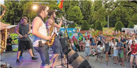  ?? FOTO: LENA REINER ?? „Wir sind die Stuttgarte­r Jungs mit dem Balkanwums“, stellen Fezzmo sich vor. Die Band spielt in der Musikmusch­el und bringt die Zuhörer an der Friedrichs­hafener Uferpromen­ade zum Tanzen.