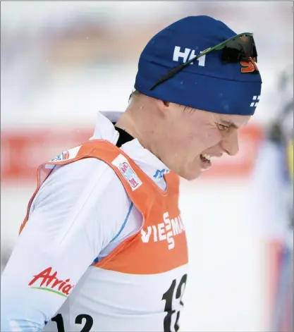  ?? FOTO: LEHTIKUVA/MARTTI KAINULAINE­N ?? JAKTSTART. Matti Heikkinen klättrade från tolfte till femte plats i Tour de Ski.