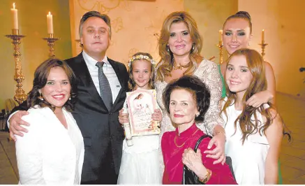  ??  ?? • En una foto familiar Alicia Arellano Tapia aparece acompañada de sus hijas Claudia y Alicia, su yerno Sergio Torres y sus nietas Claudia, Ana y Gabriela.