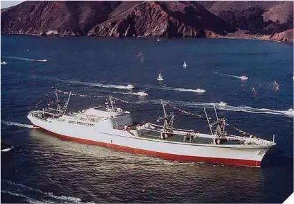  ??  ?? Junto a estas líneas, el NS Savannah en 1962, el año de su viaje inaugural. Abajo, el portaavion­es nuclear USS Enterprise y las naves USS Long Beach y USS Bainbridge tres años después.