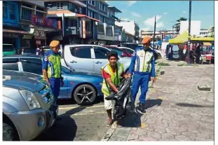  ??  ?? litterbug carrying out his community service at Semporna town. Paying the price: A