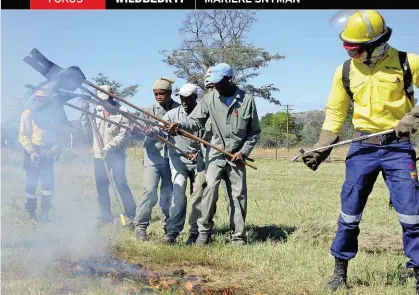  ?? FOTO’S: JASPER RAATS ?? LINKS: Die brandbestr­ydingskurs­us is deur Working on Fire aangebied. Dit is belangrik dat werkers weet watter klere om te dra, watter toerusting om te gebruik en hoe om op te tree tydens ’n brand. Die werkers kry praktiese ervaring tydens die kursus sodat hulle in die werklike situasie kalm kan bly.