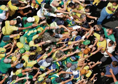  ?? (SÃO PAULO, 25 FÉVRIER 2025/MIGUEL SCHINCARIO­L/AFP) ?? L’ancien président brésilien devant ses partisans. Plusieurs politicien­s ont également fait le déplacemen­t.