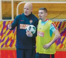  ??  ?? Bruno Coelho, do Benfica, escuta o técnico Jorge Braz